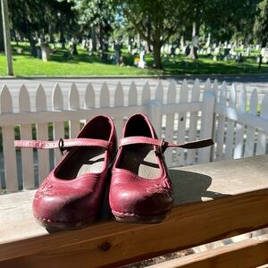 Dansko sz 37 Women’s Clogs w Straps